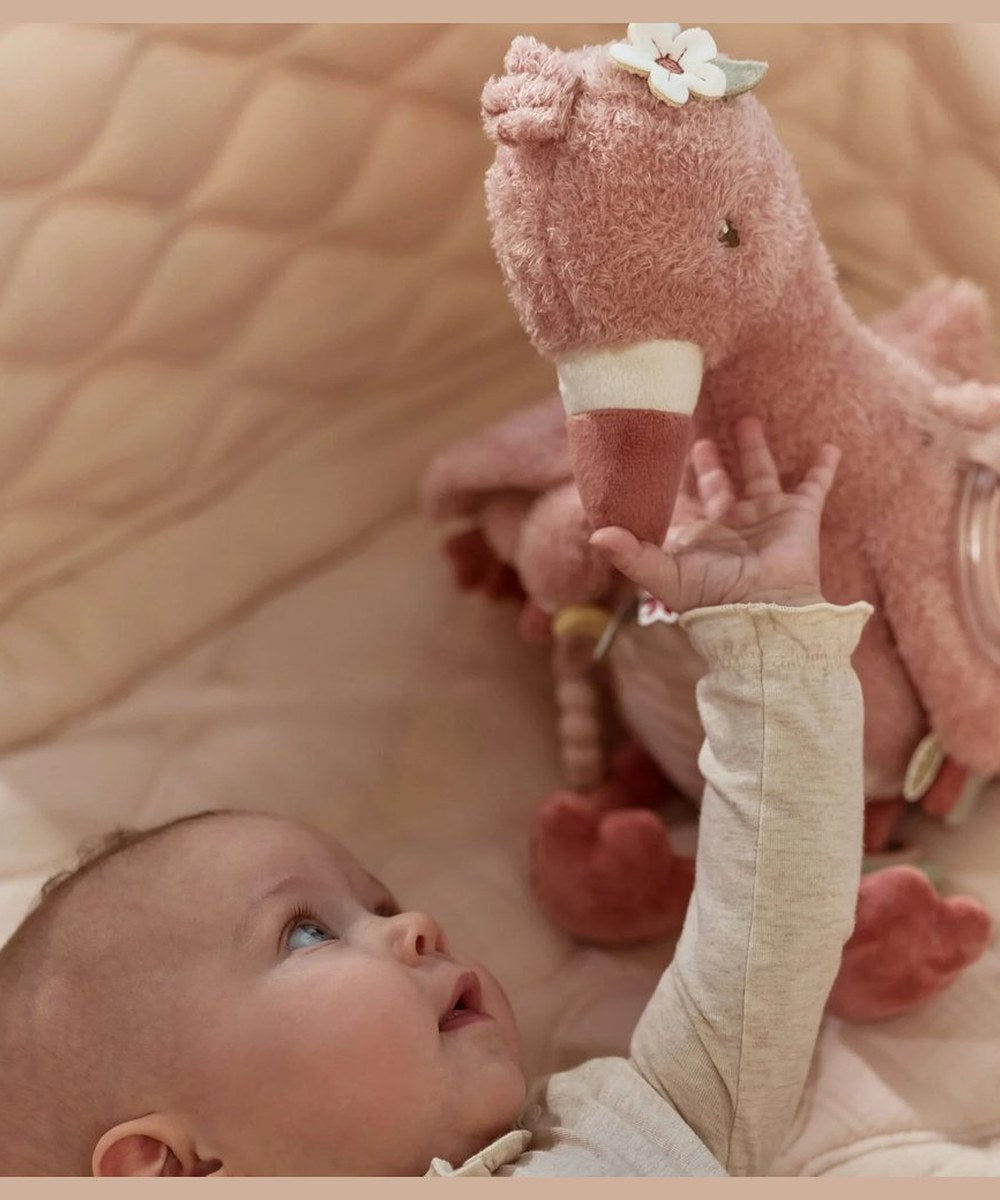 Bébé regarde la peluche d'activités Flamant rose Little Dutch