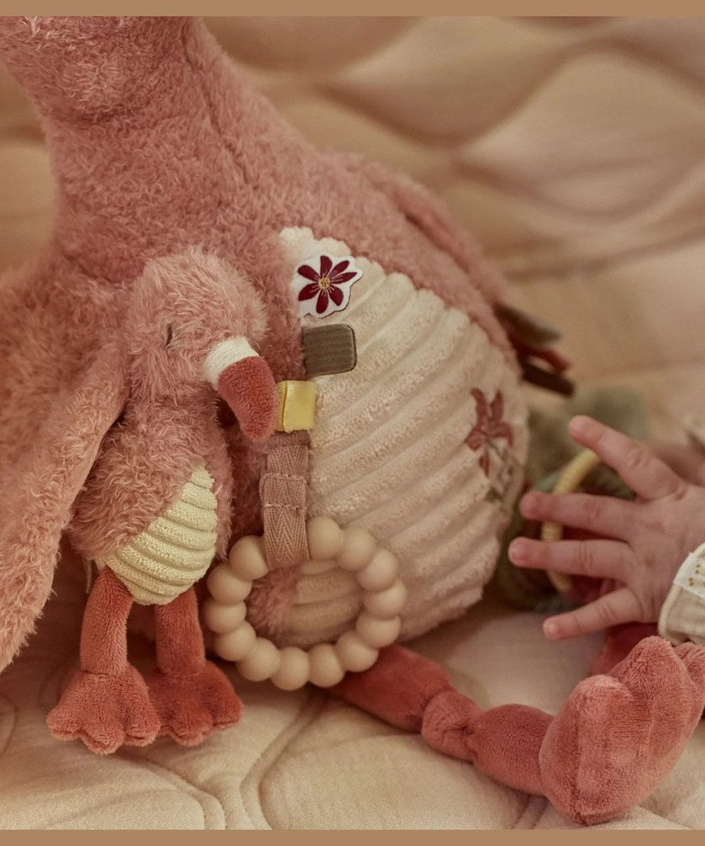 Bébé découvre les anneaux de la peluche Flamant rose Safari Friends