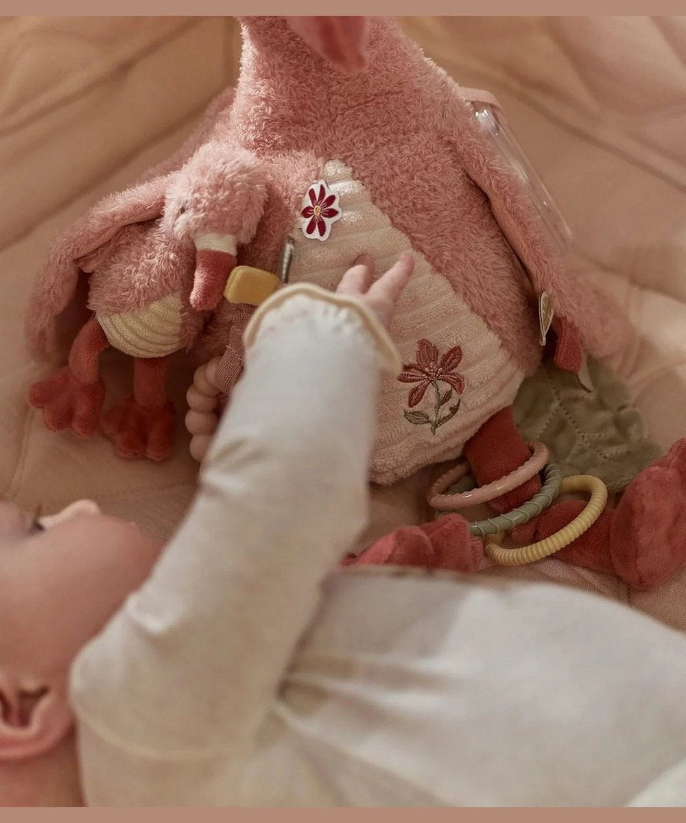 Bébé touche les tissus de la peluche d'activités Flamant rose Little Dutch