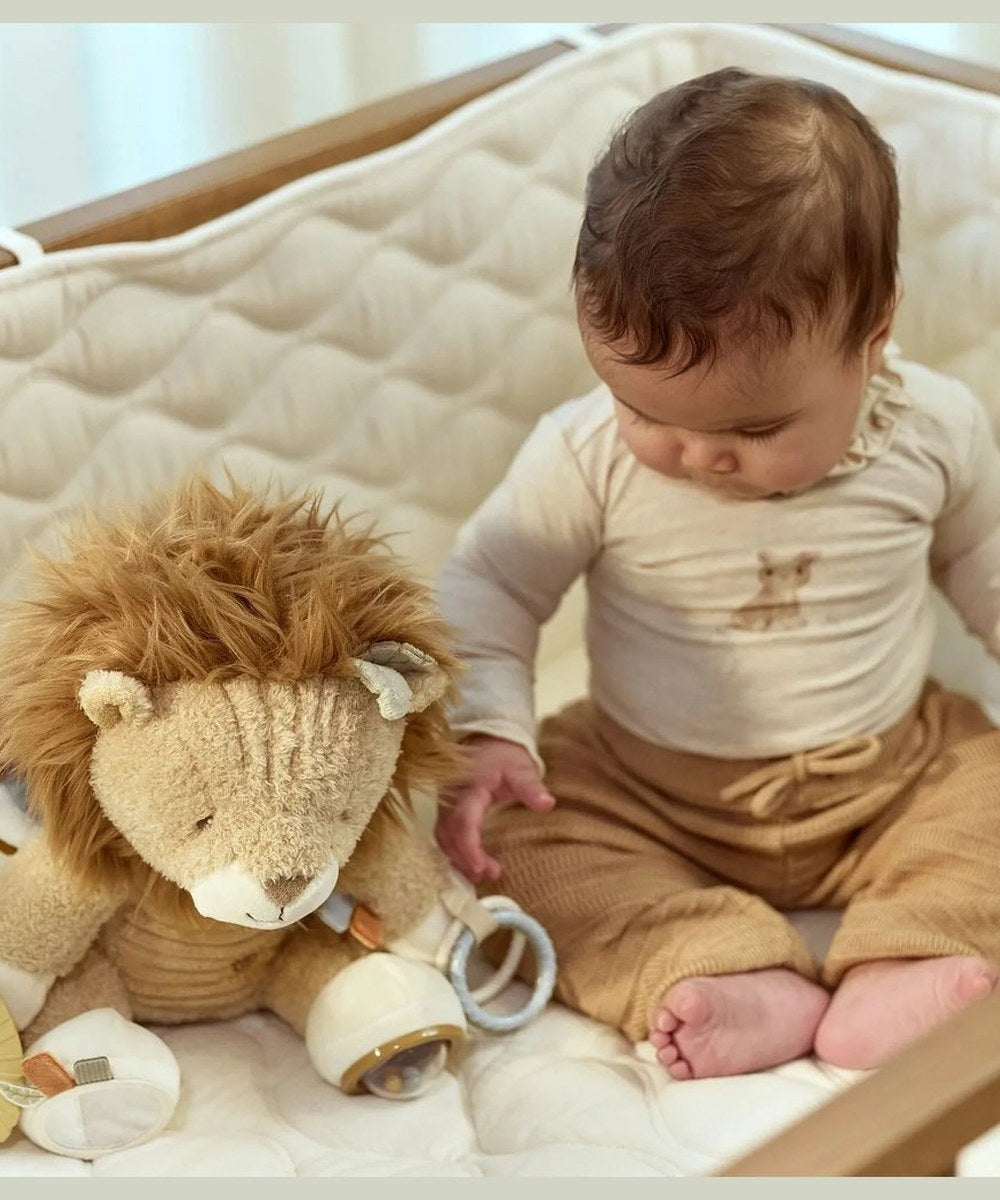 Bébé assis avec la peluche d'activités Lion Safari Friends Little Dutch
