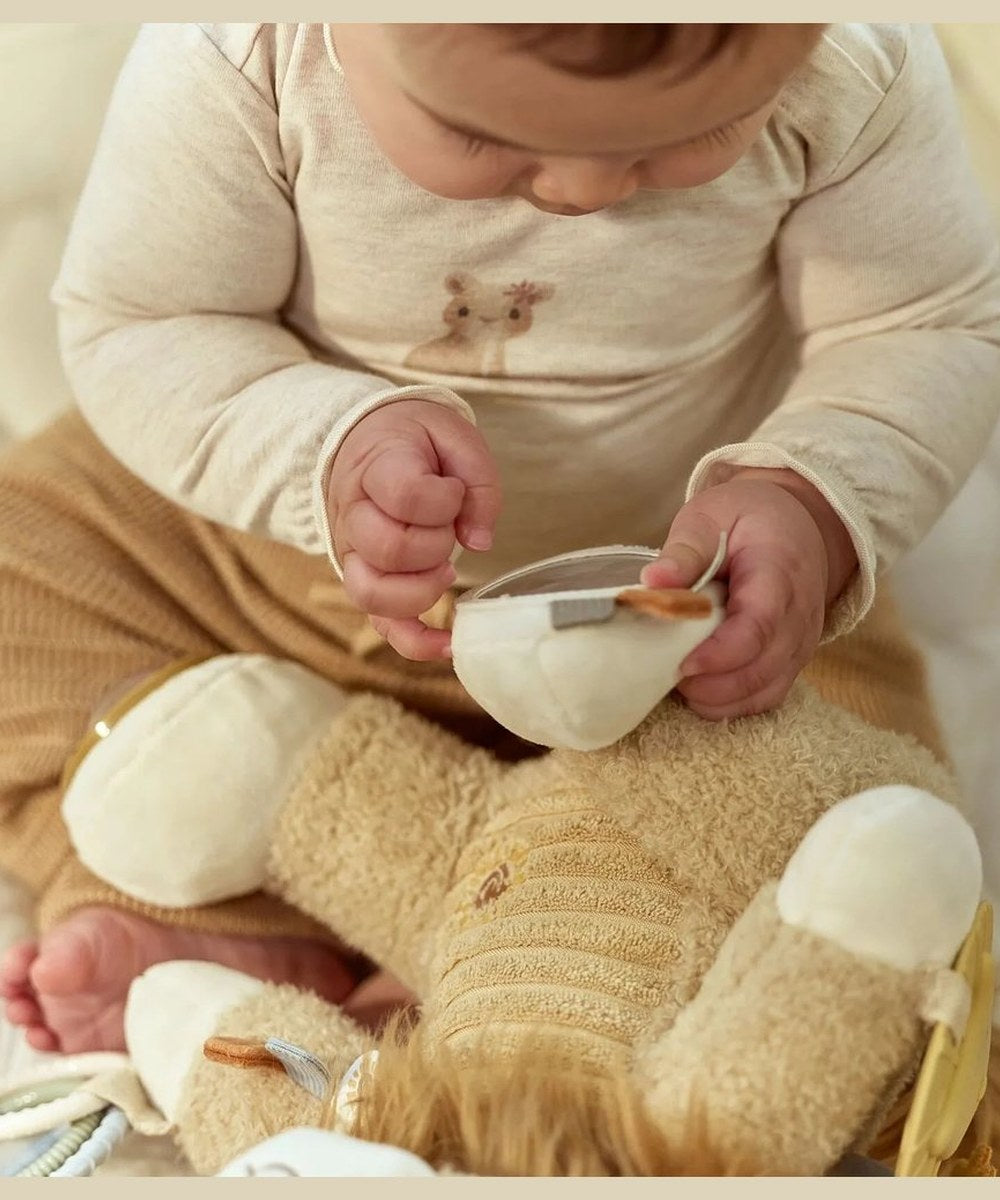 Bébé découvre une activité de la peluche Lion Safari Friends Little Dutch