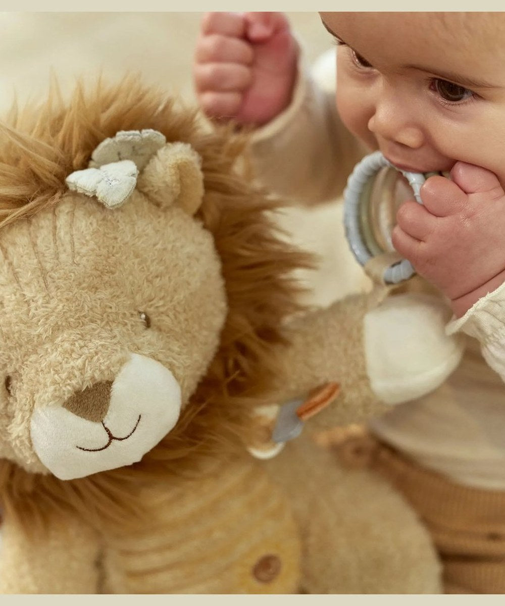 Détail du lion d'activités Little Dutch et de son anneau de dentition utilisé par bébé