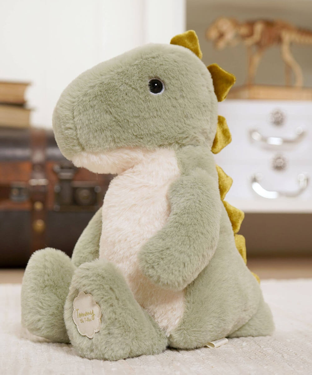 Peluche dinosaure Tommy vert, sélection Merci Léonie, en mise en scène