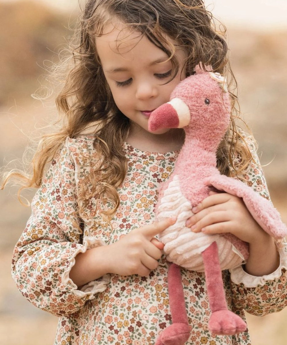 Enfant en train de jouer avec la peluche Flamant rose de la marque Little Dutch