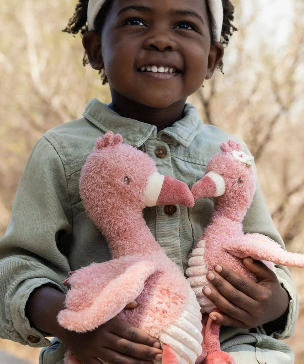 Enfant en train de jouer avec la Peluche Flamant rose de la marque Little Dutch