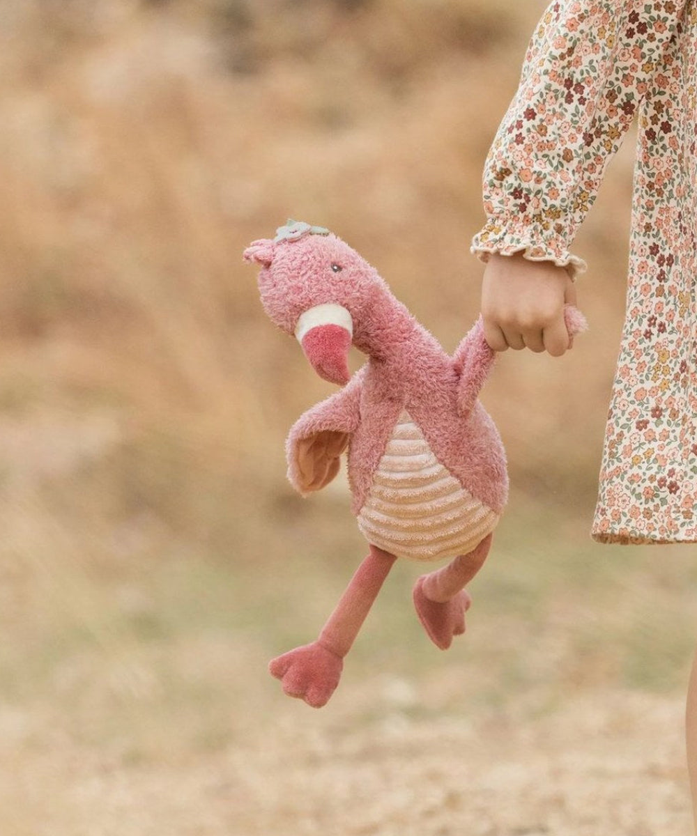 Enfant en train de jouer avec la Peluche Flamant rose de la marque Little Dutch