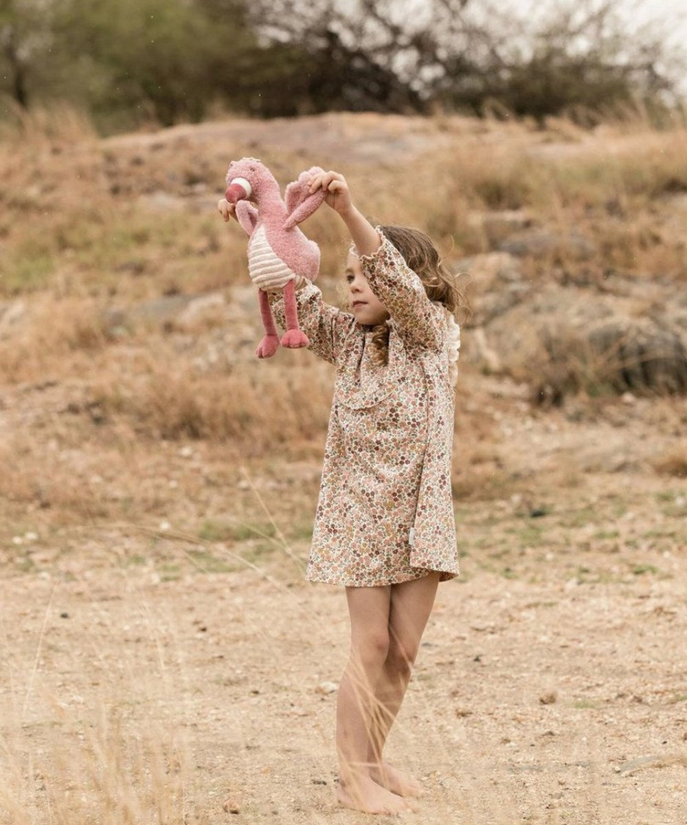 Enfant en train de jouer avec la Peluche Flamant rose de la marque Little Dutch