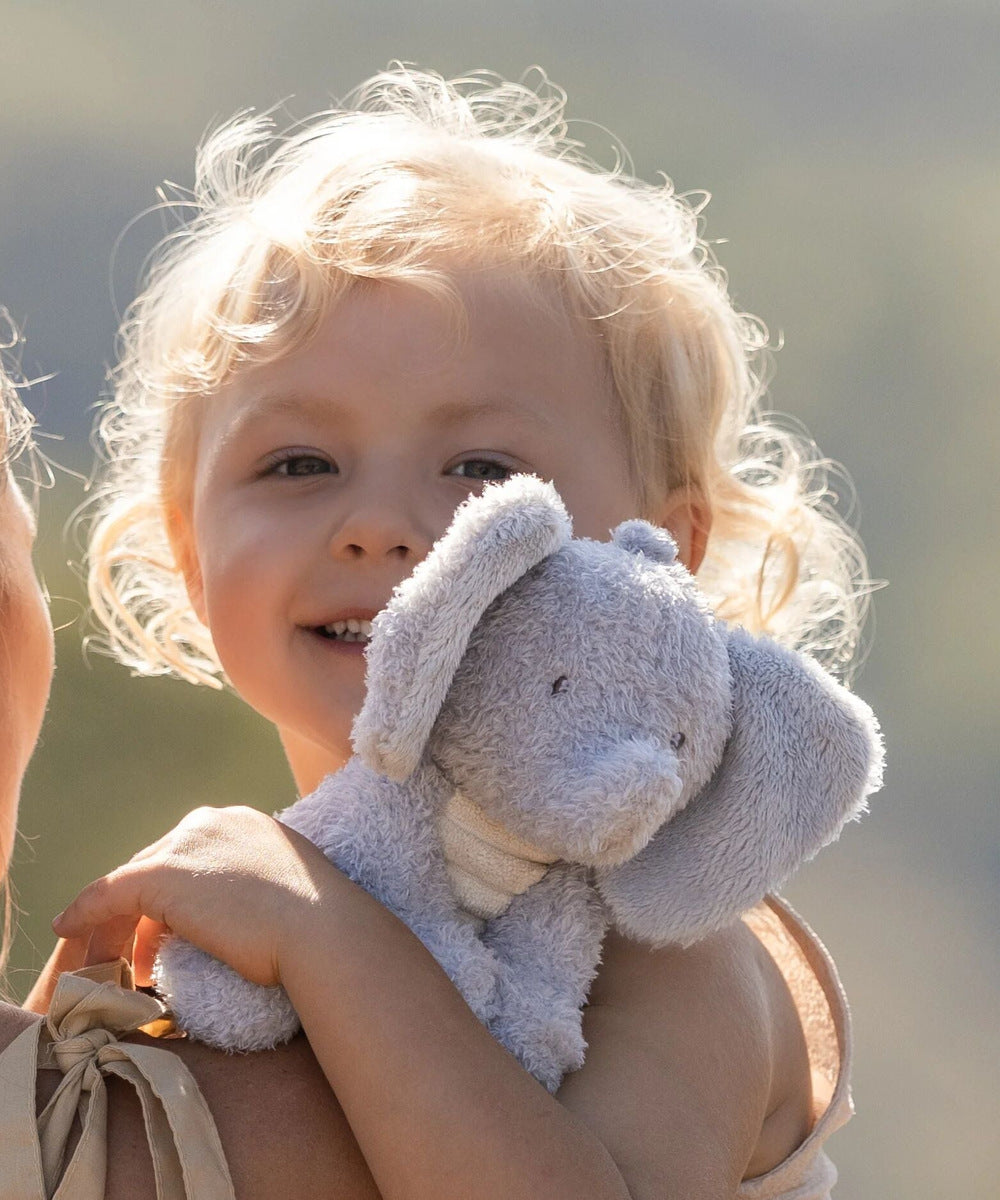 Enfant tenant la peluche éléphant Safari Friends contre lui