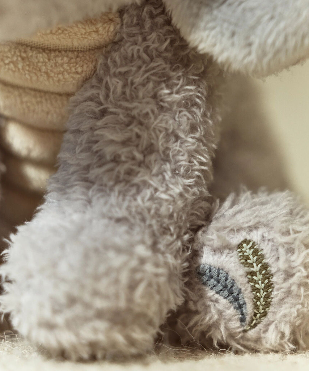 Détail du pelage et de la broderie de la peluche éléphant Safari Friends