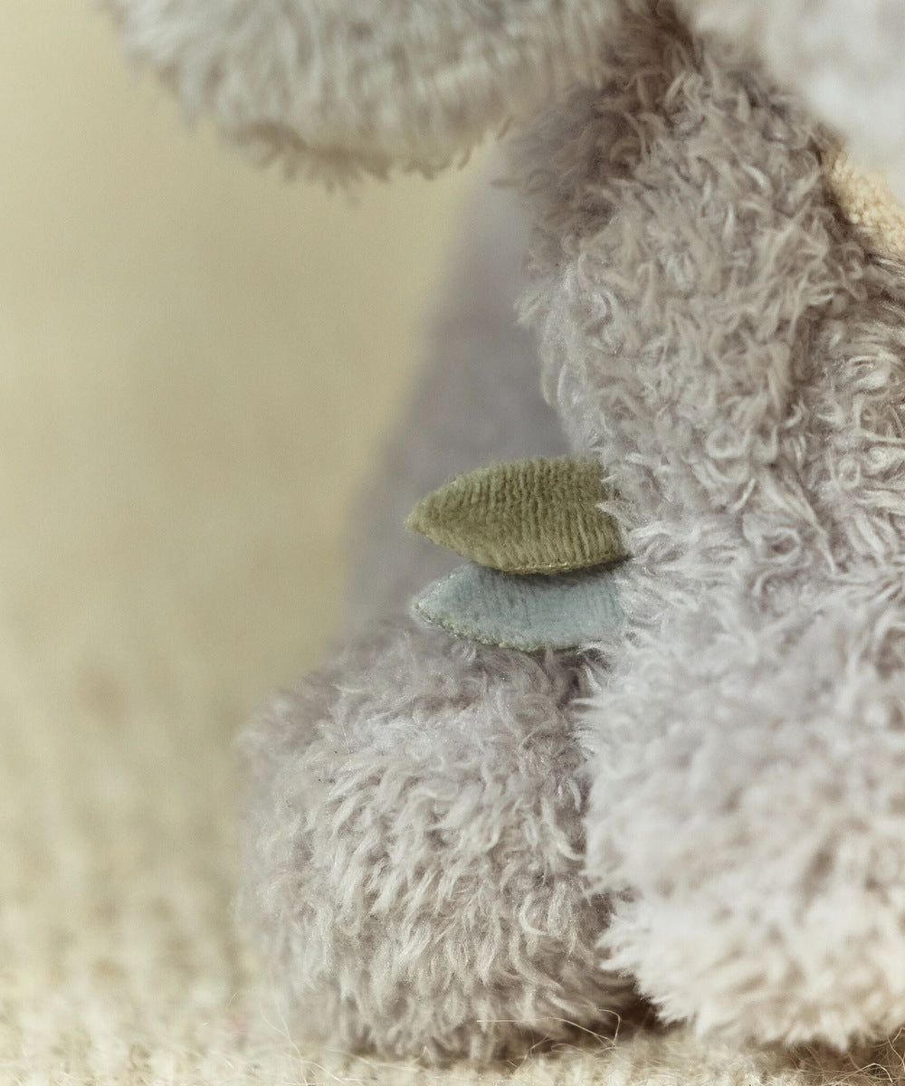 Détail des petites feuilles sur la peluche éléphant Safari Friends