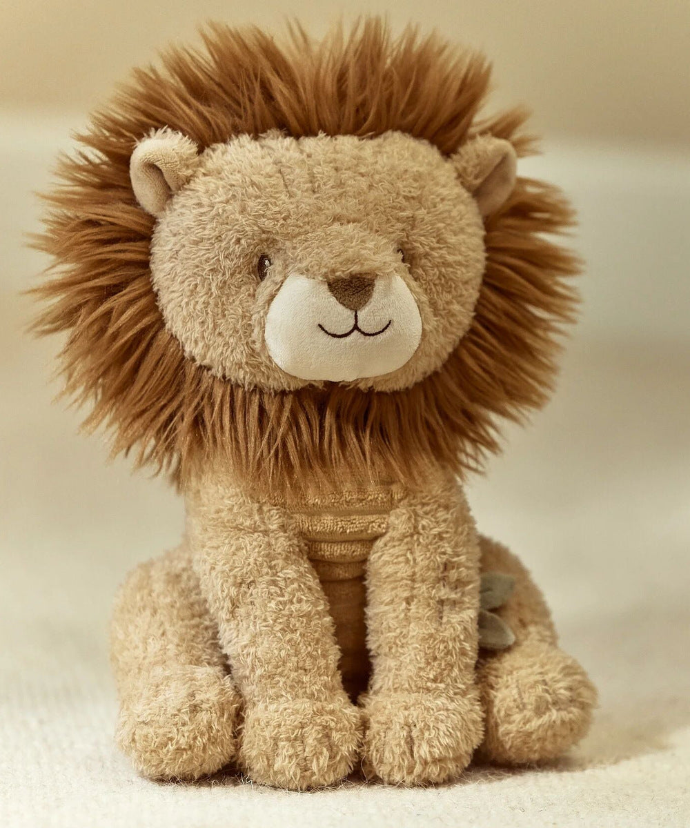 Peluche lion Safari Friends assise sur un fond beige