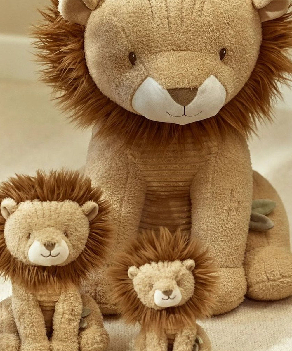 Les trois tailles de la peluche lion Safari Friends ; peluches vendues séparément