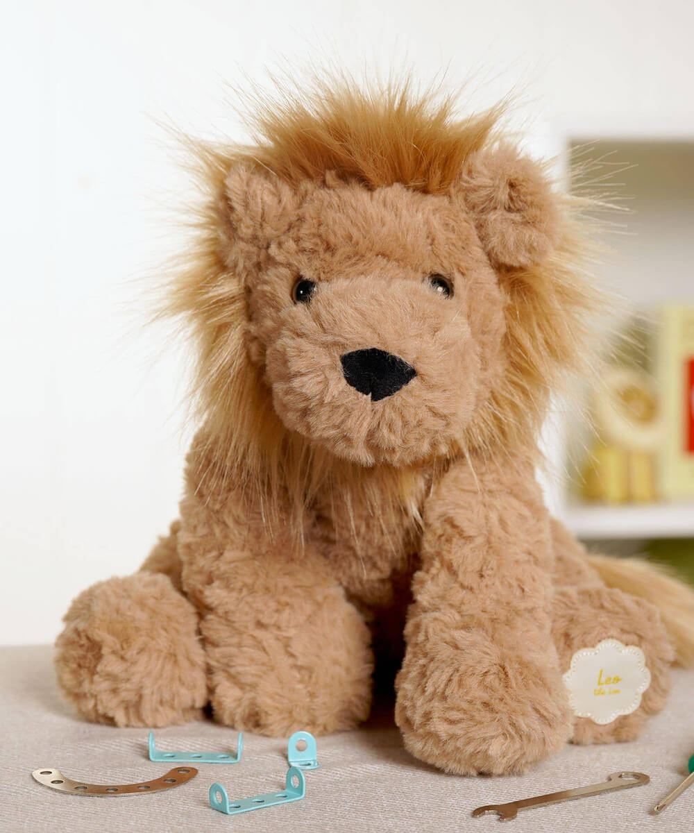 Peluche lion Léo brun à crinière, sélection Merci Léonie, en mise en scène