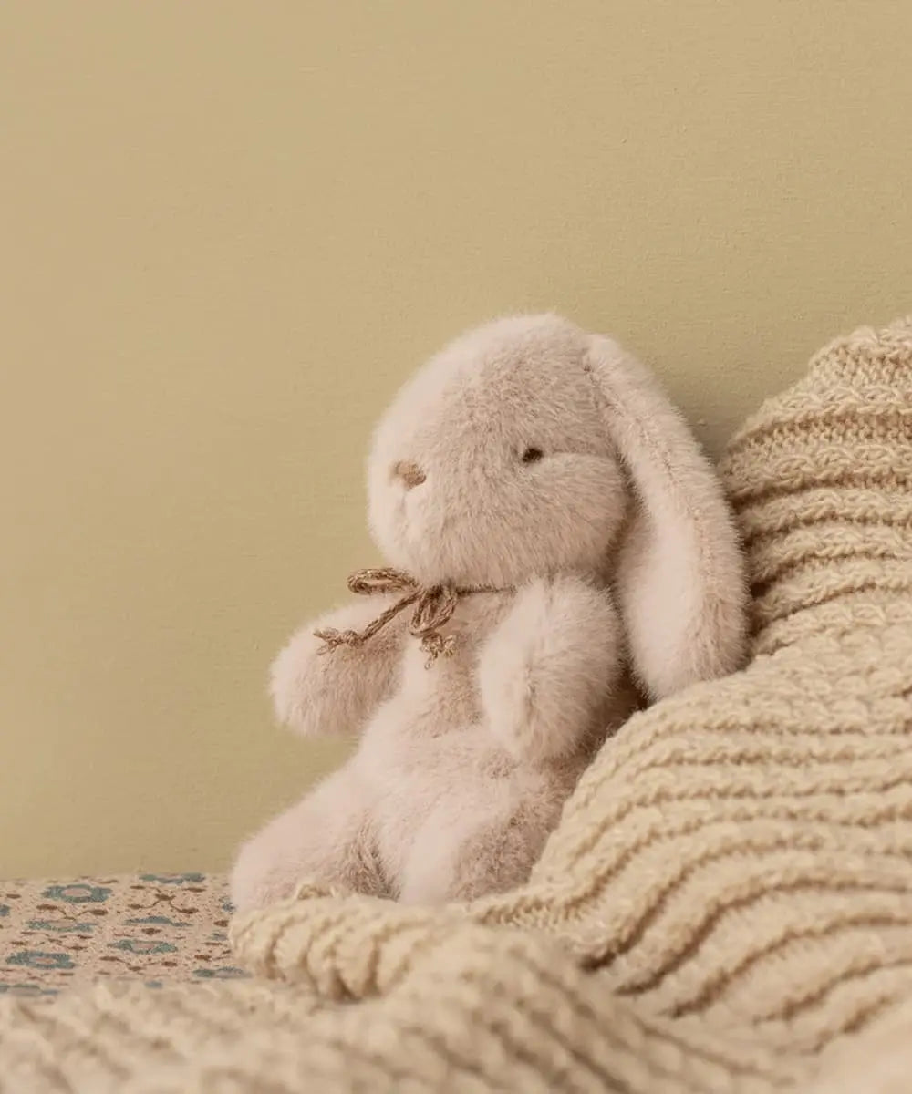 Détail de la fourrure ultra-douce rose poudré du lapin Maileg.