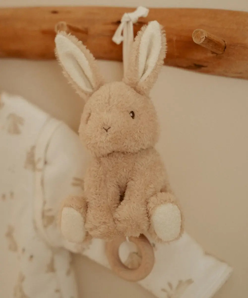 Peluche musicale Lapin de la collection Newborn de Little Dutch dans une chambre d'enfant