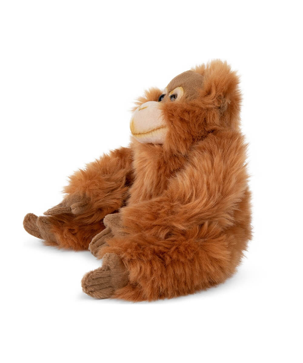 Peluche Orang-outan WWF 23 cm de Bon Ton Toys, assis de trois quarts sur fond blanc