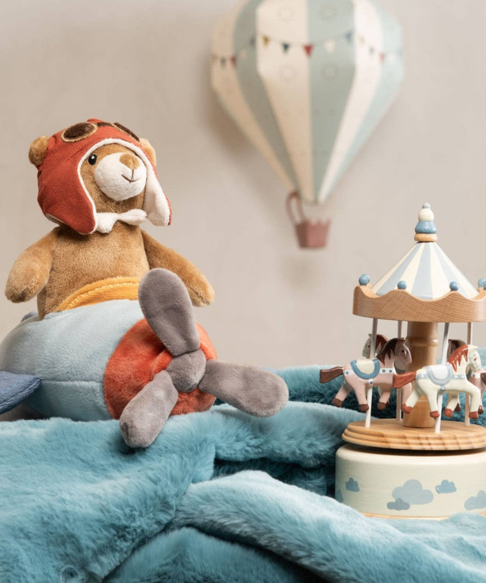 Peluche avion et petit ours vue dans une chambre d’enfant