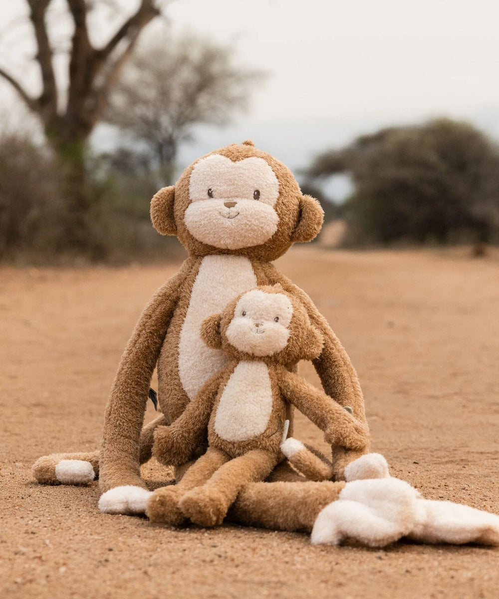Peluches singe Safari Friends de deux tailles mises en scène ; autres tailles vendues séparément