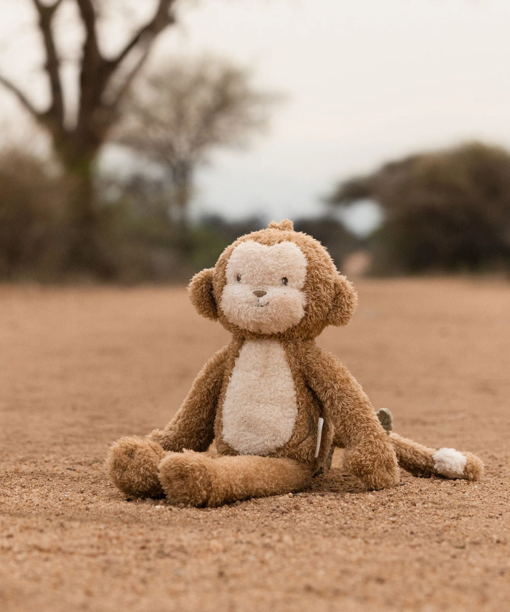 Peluche singe Safari Friends assise dans un décor de savane