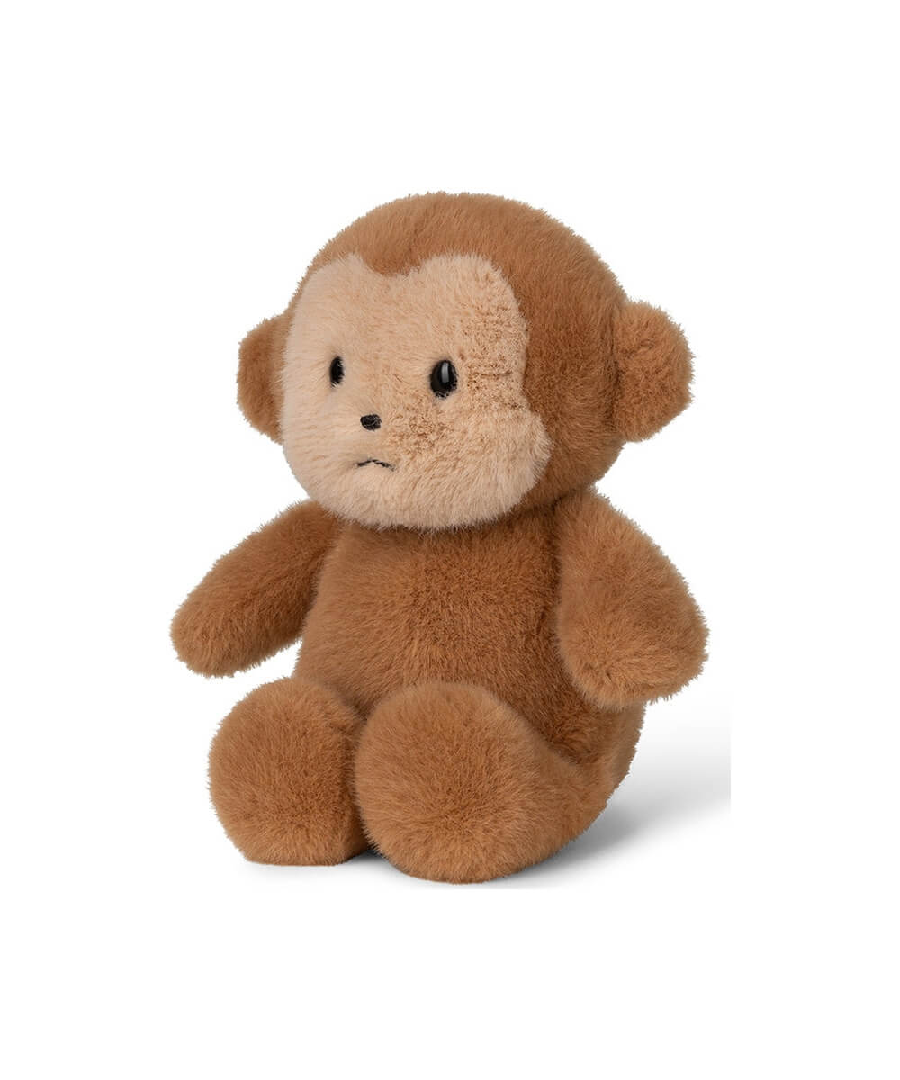Peluche Singe WWF Fuzzy 18 cm de Bon Ton Toys, assis de trois quarts sur fond blanc