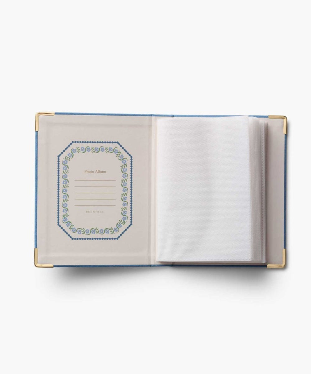 Broderies florales de la couverture Delphine