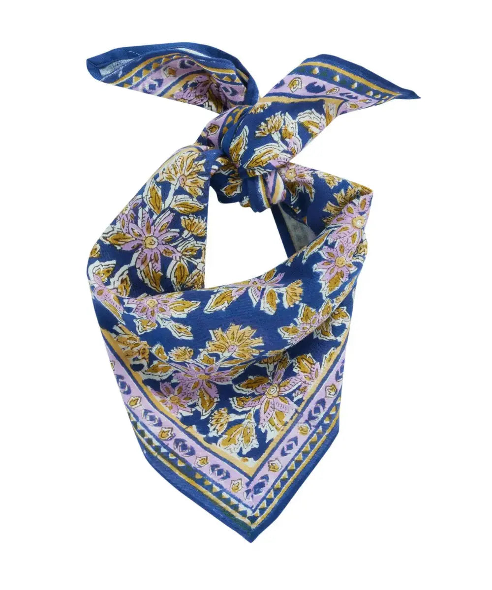 Petit foulard Arya Indigo de la marque Bonheur du Jour sur fond blanc