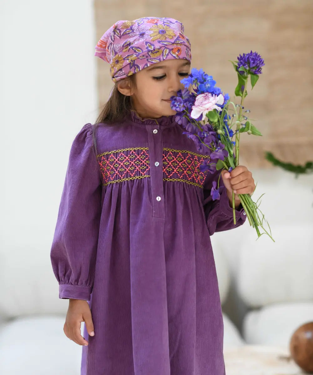 Photo portée par un enfant du Petit foulard imprimé artisanalement en Inde, modèle Meera Orchidée de la marque française Bonheur du Jour