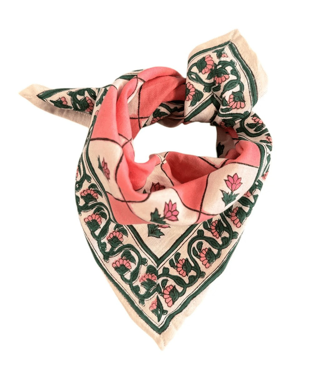 Petit foulard Flo Pink imprimé à la main par la marque Maison Augustin