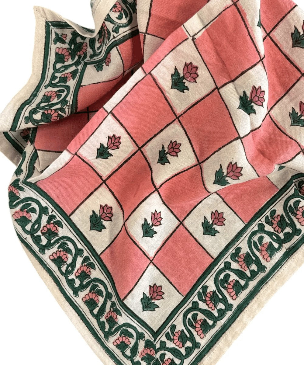 Petit foulard Flo Pink imprimé à la main par la marque Maison Augustin
