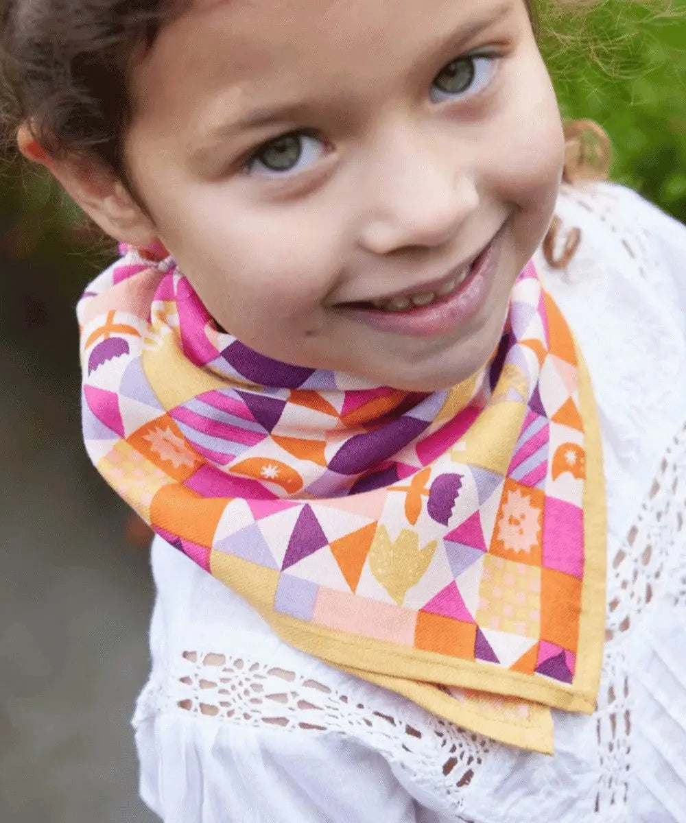 Petit foulard Patchy Miel de Bonheur du Jour porté par une enfant