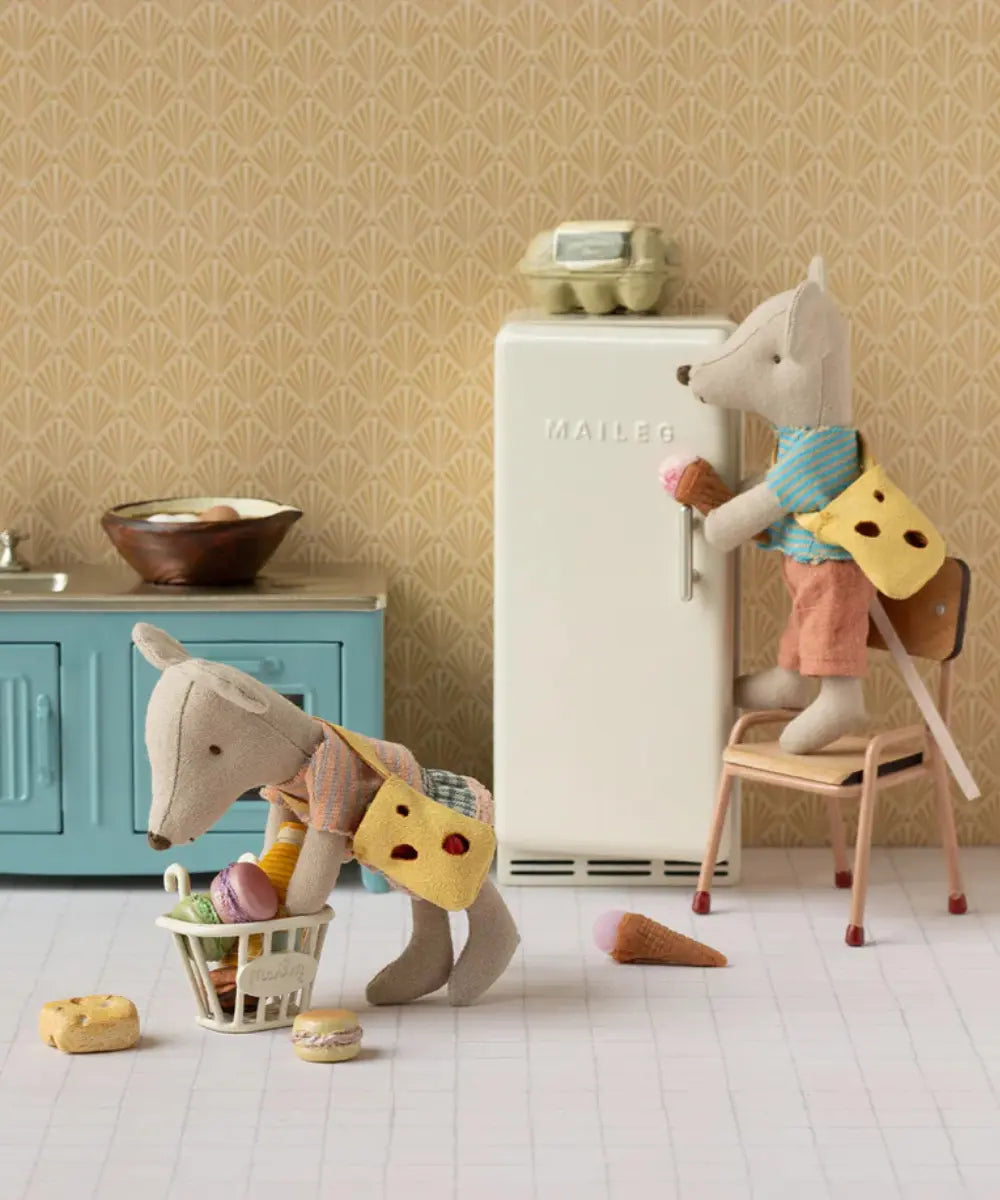 Poupée petit frère souris Maileg avec son petit sac