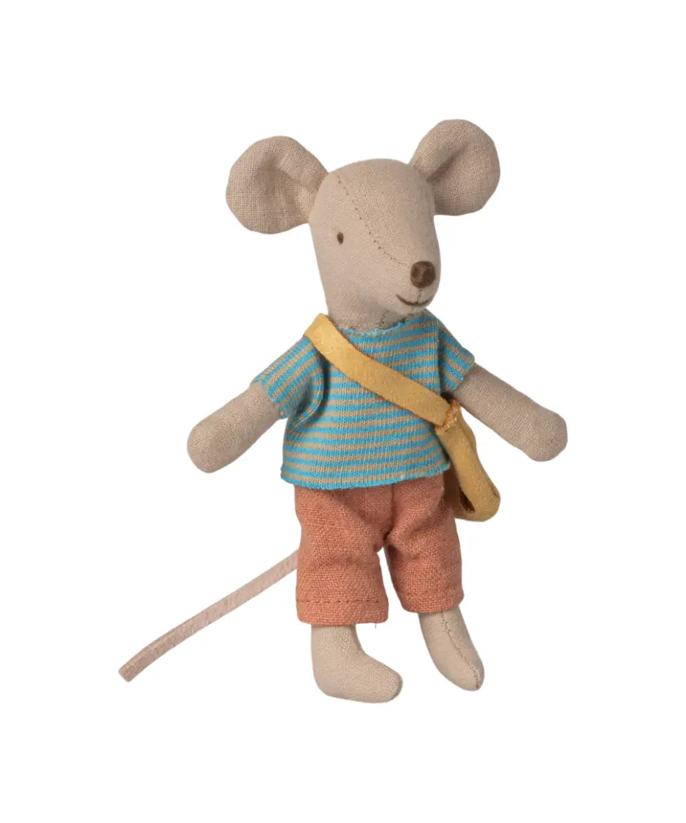 Poupée petit frère souris Maileg avec son petit sac
