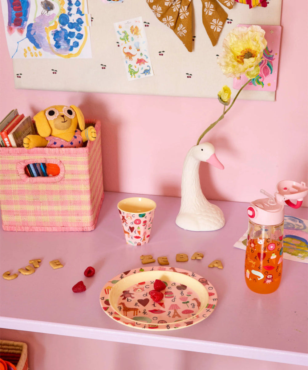 Petit gobelet enfant en mélamine ABC rose - 160 ml de Rice en situation