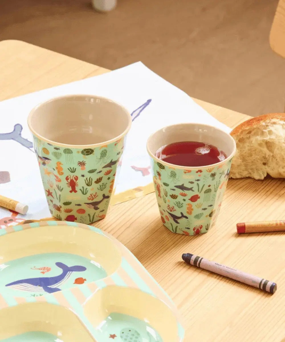 Petit gobelet mélamine Océan Bleu de la marque Rice sur une table d'enfant