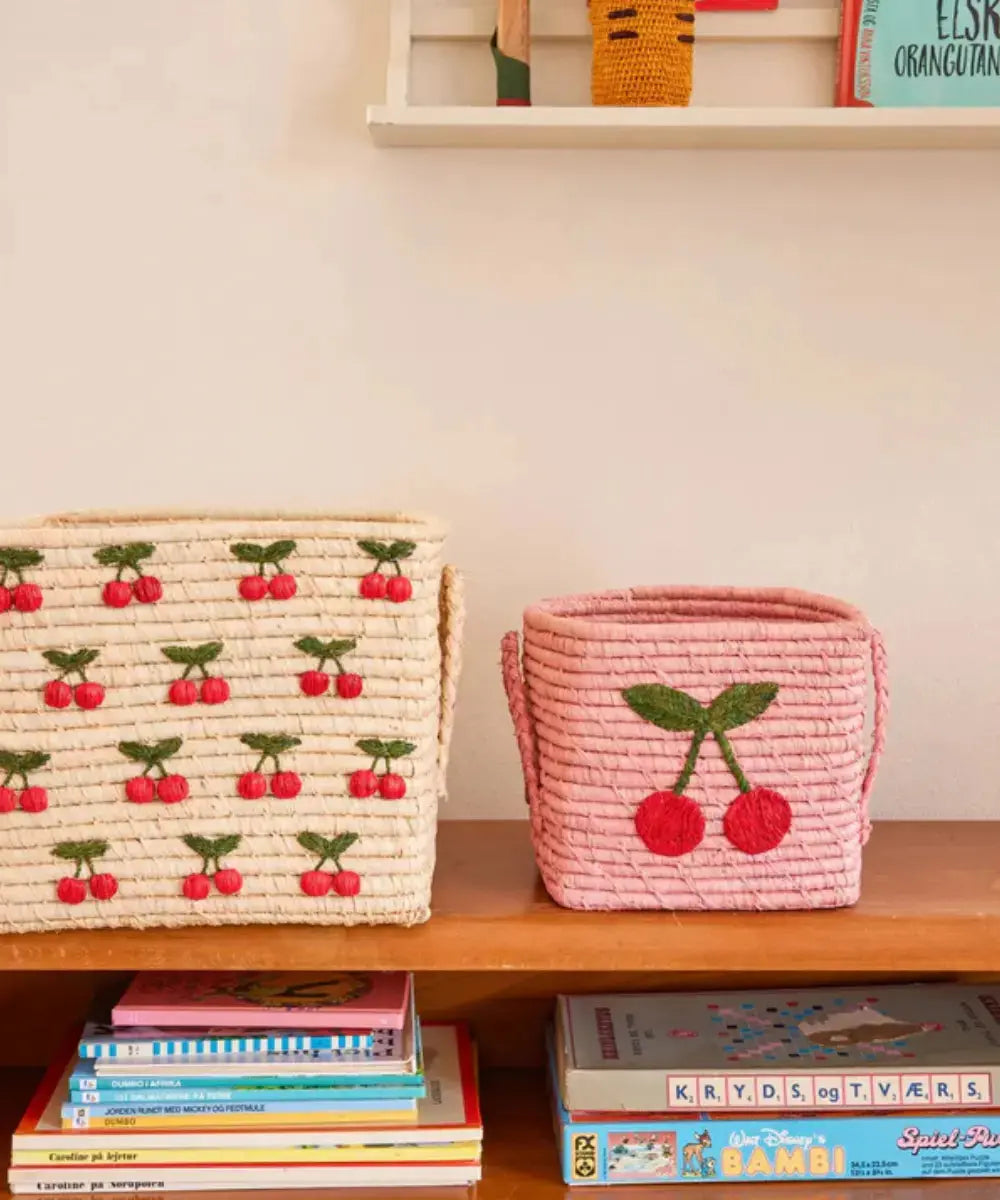 Photo du panier en raphia carré Cerise de Rice posé dans une chambre d'enfant