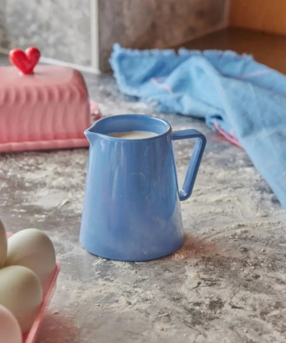 Petit pot de lait crémier de taille mini en mélamine de couleur bleue de la marque Rice