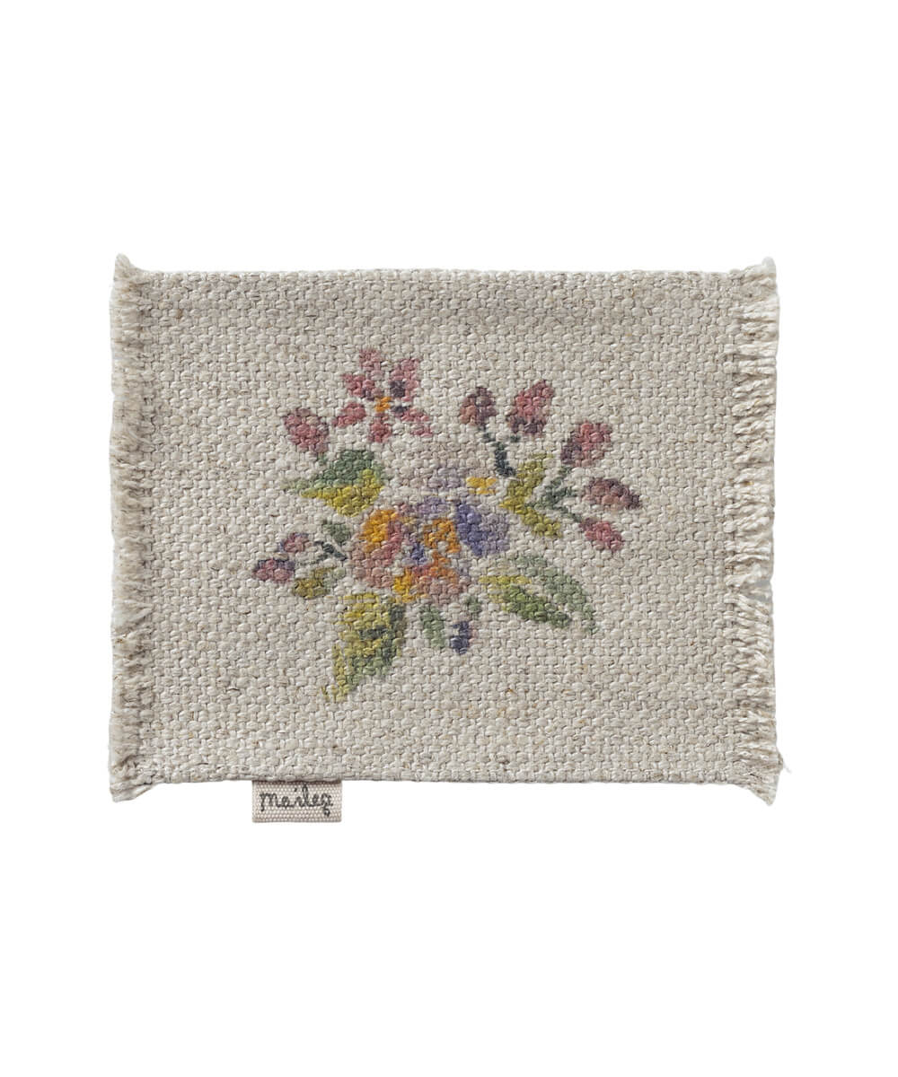Petit Tapis Miniature à Fleurs de la marque Maileg, sur fond blanc