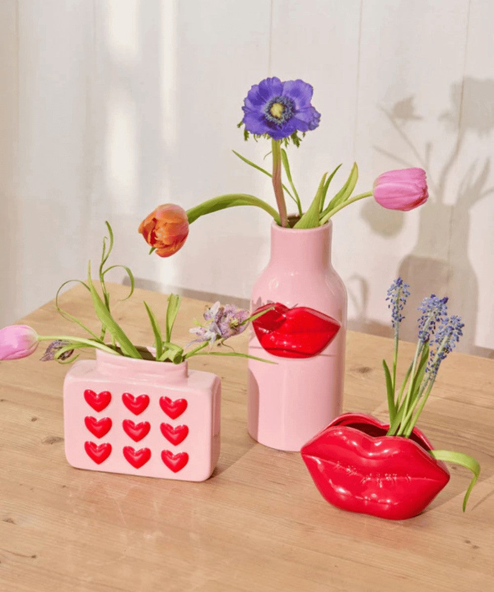 Vase Carré en Céramique Rose et Cœurs de Rice en situation posé sur une table et contenant des fleurs