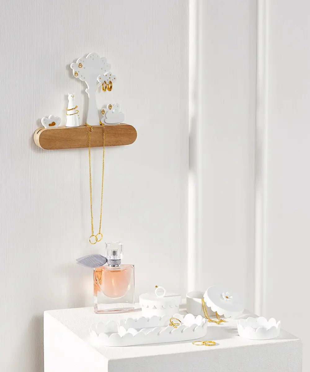 Petite boîte à bijoux en porcelaine Fleur de la marque Räder en situation