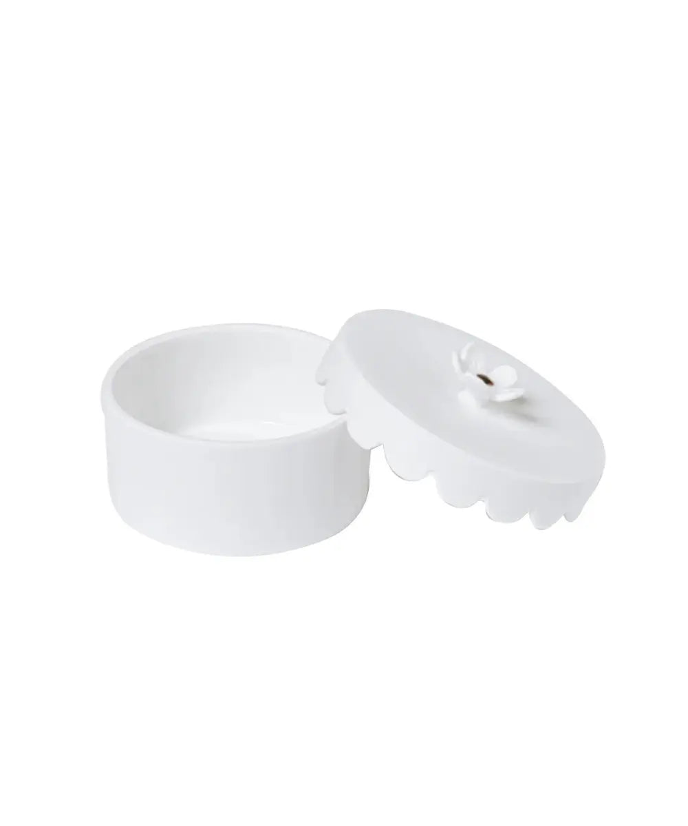 Petite boîte à bijoux en porcelaine Fleur de la marque Räder sur fond blanc