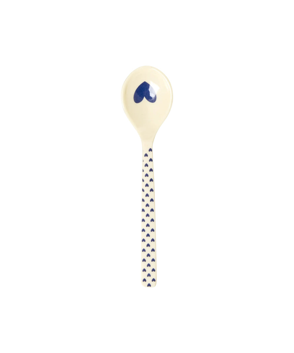 Petite cuillère en mélamine Favorite Hearts, variante Bleu foncé, de Rice sur fond blanc