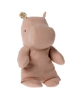 Petite Peluche Hippopotame Rose de la marque Maileg, sur fond blanc
