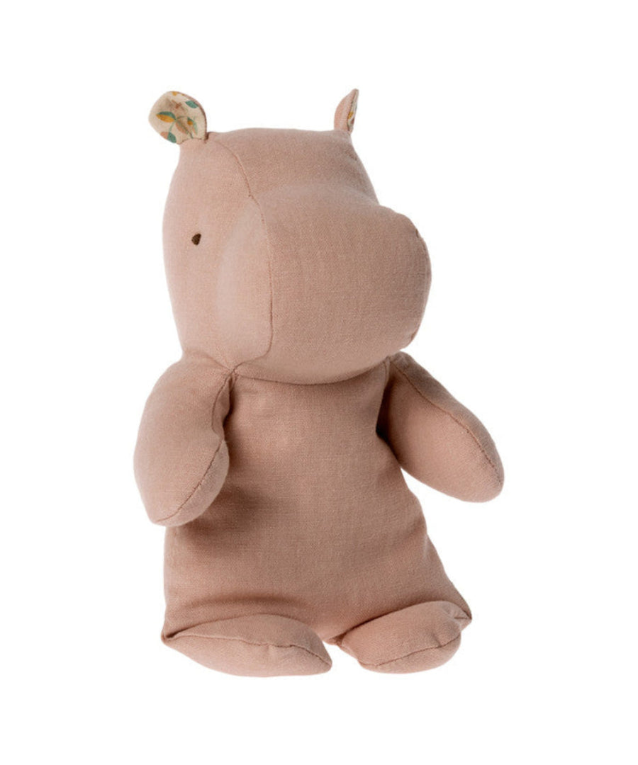 Petite Peluche Hippopotame Rose de la marque Maileg, sur fond blanc