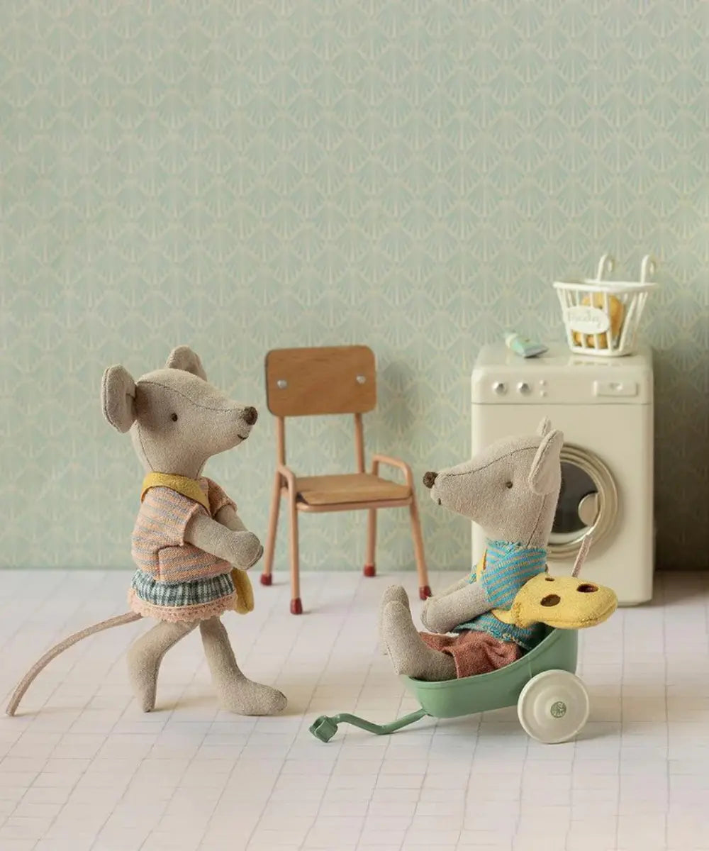 Petite sœur souris Maileg en tissu habillée avec son petit sac.