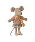 Petite sœur souris Maileg en tissu habillée avec son petit sac.