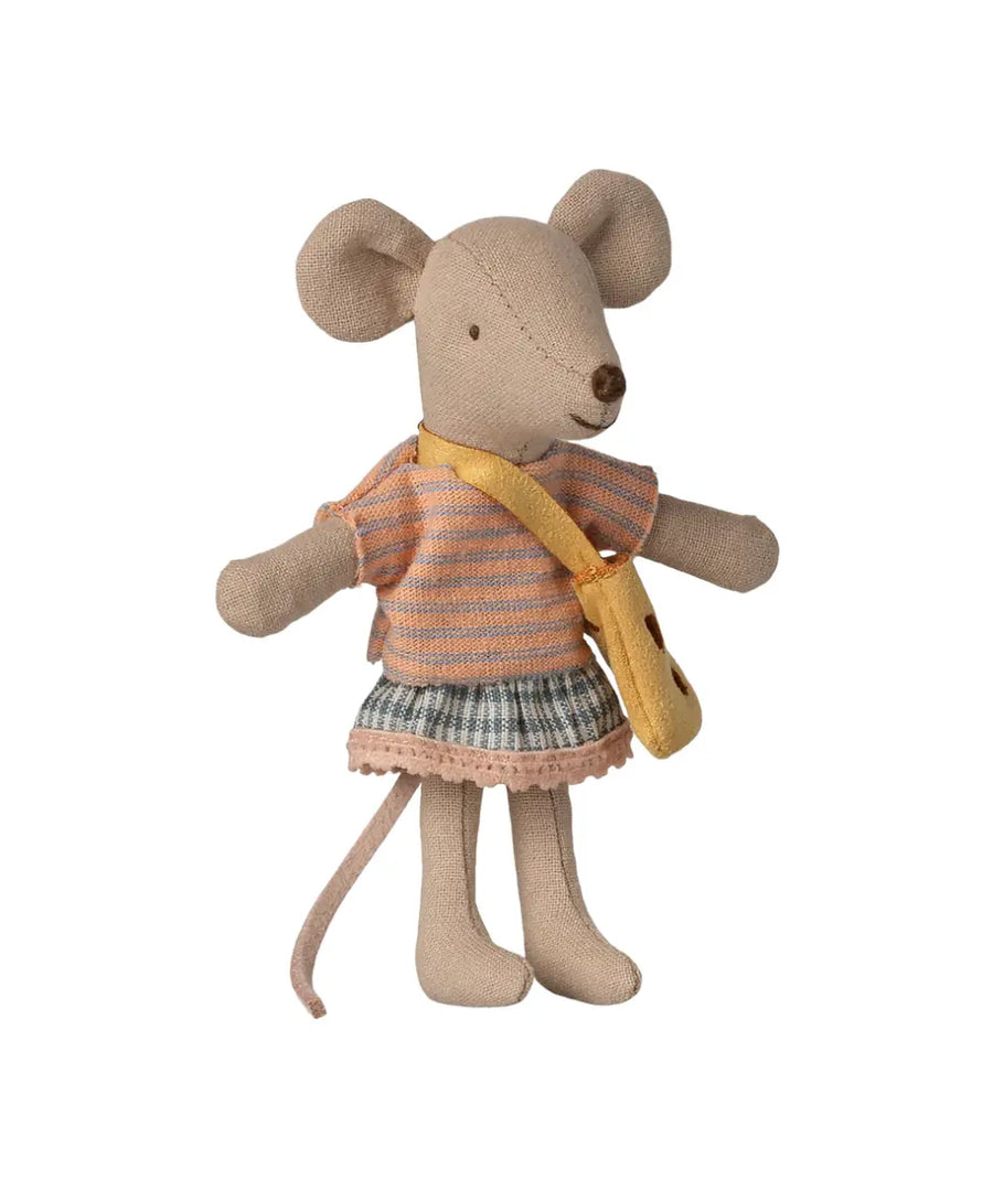 Petite sœur souris Maileg en tissu habillée avec son petit sac.