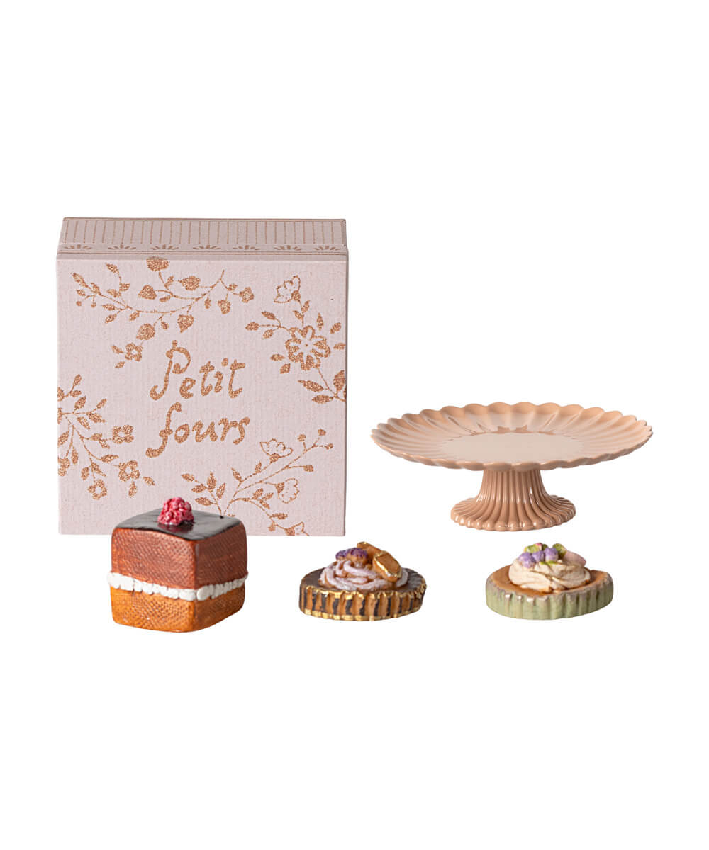 Petits Fours et Présentoir Miniature Rose de la marque Maileg, sur fond blanc