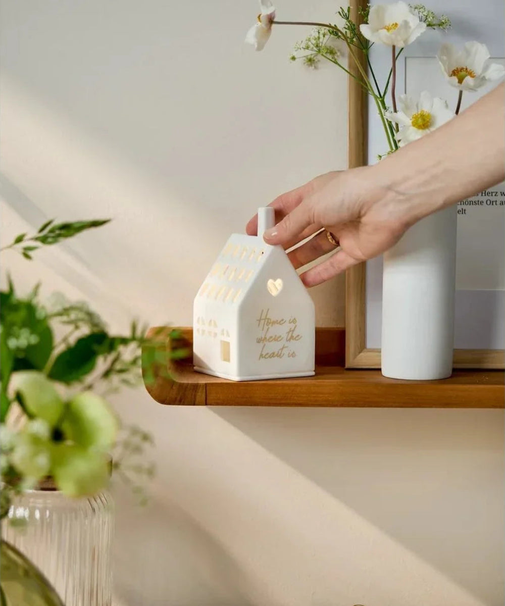 Gros plan en situation de Photophore maison Home is where the heart is de la marque Räder