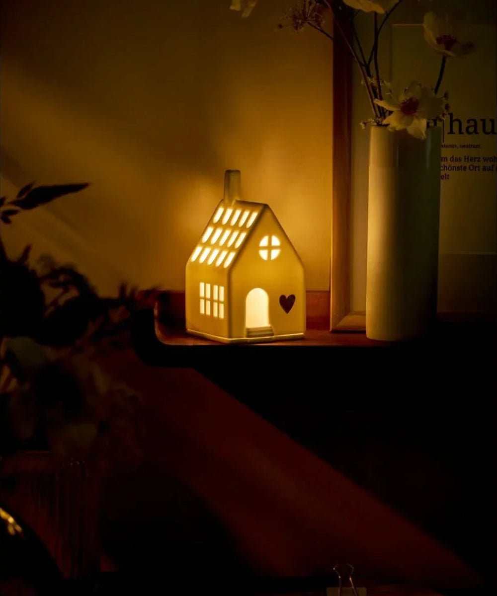 Gros plan en situation de Photophore maison Home is where the heart is de la marque Räder