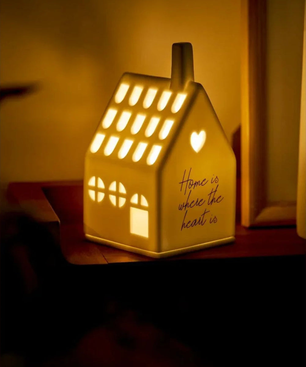 Gros plan en situation de Photophore maison Home is where the heart is de la marque Räder